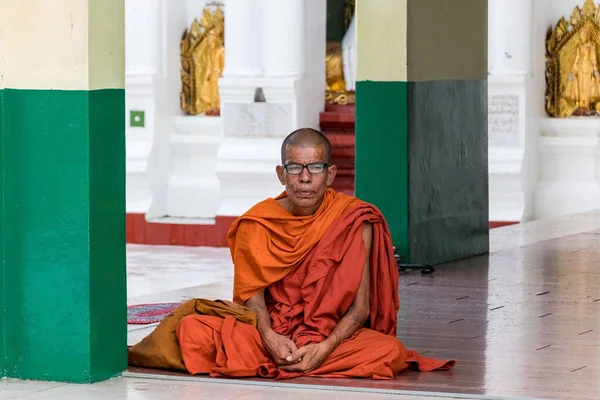 Retrato Monge Budista Roupão Vermelho Tratizionell Situado Chão Templo — Fotografia de Stock