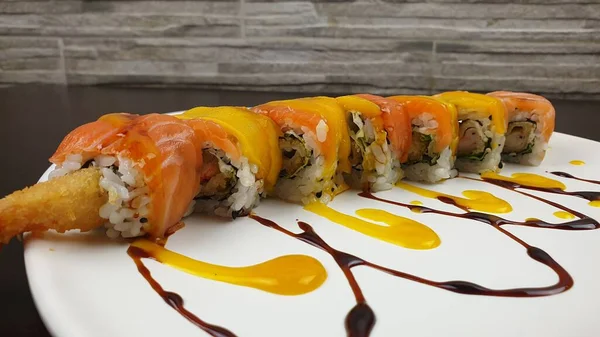 Close Uma Bandeja Delicioso Sushi Colorido Restaurante Japonês — Fotografia de Stock