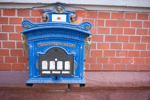 歴史的な青のポストボックスのクローズアップショット — ストック写真