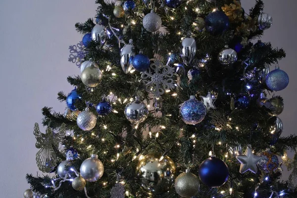 Vodorovný Záběr Vánočního Stromečku Modrou — Stock fotografie