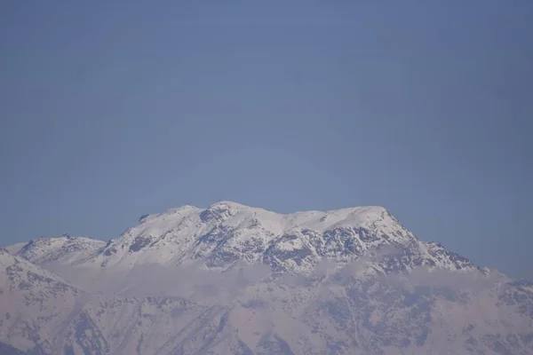 Una Vista Aérea Del Paisaje Rocoso Montaña Bajo Cielo Azul — Foto de Stock