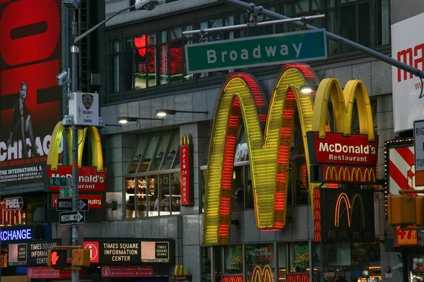 Pohled Ulici Restaurace Mcdonald Times Square New Yorku Obklopen Neonovými — Stock fotografie
