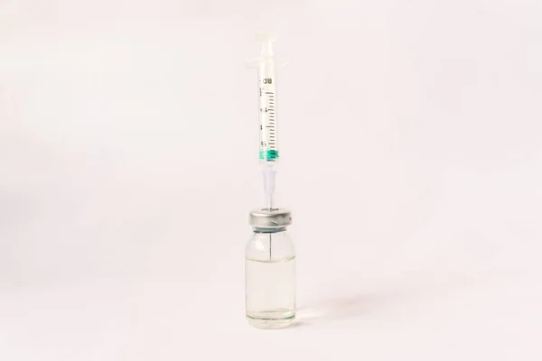 采购产品各种医疗设备 温度计 注射器 白色背景的瓶子 — 图库照片