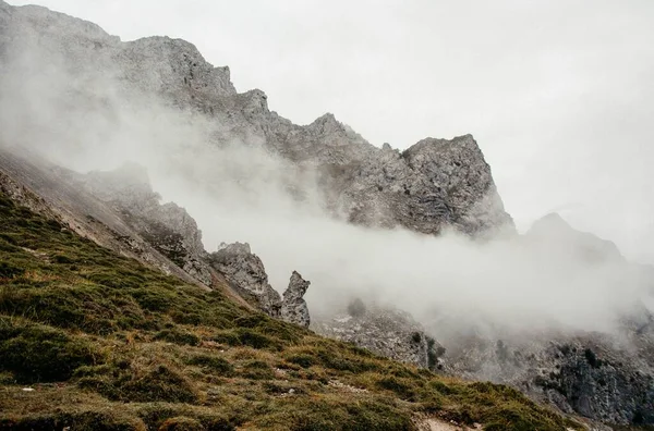 각도의 안개낀 산들의 스페인 트레일 피코스데 유로파 — 스톡 사진