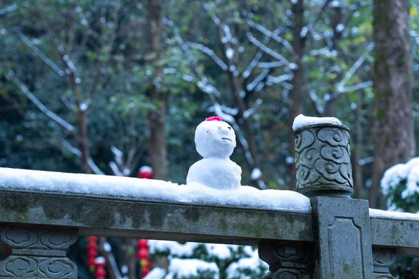 Malý Sněhulák Vyrobený Zasněžené Kamenné Budově Zahradě Čínského Chrámu — Stock fotografie