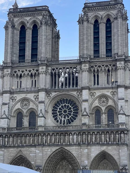 Fasada Kościoła Notre Dame Pais Francja Pod Błękitnym Niebem Ujęcie — Zdjęcie stockowe