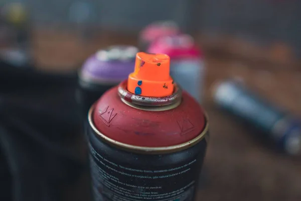 Close Tinta Spray Com Manchas Exterior Sobre Fundo Desfocado — Fotografia de Stock