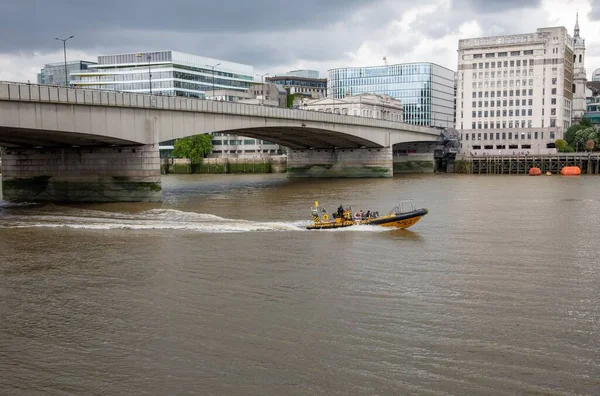 Путешествие Лодке Thames Rib Experience Лондонским Мостом Англии Великобритания — стоковое фото