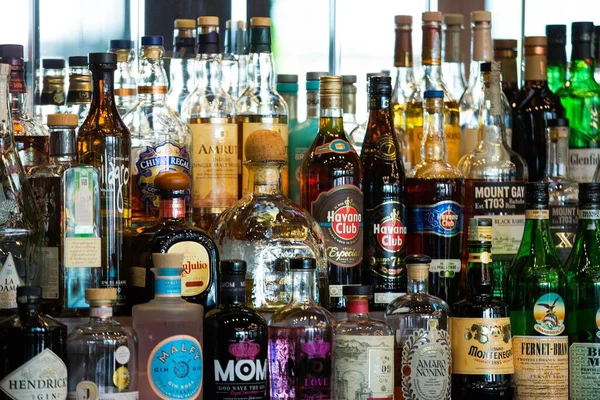 パブで高級アルコールのボトルのクローズアップショット — ストック写真