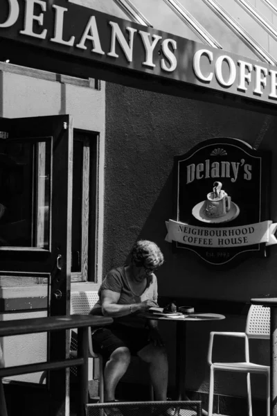 位于加拿大温哥华的一家咖啡馆里 一个女人的垂直灰度 — 图库照片