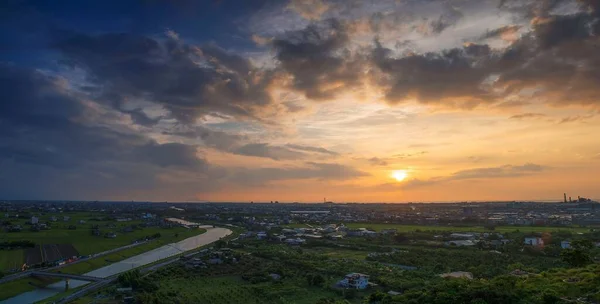 Eine Luftaufnahme Des Malerischen Goldenen Sonnenuntergangs Bewölkten Himmel Über Einer — Stockfoto