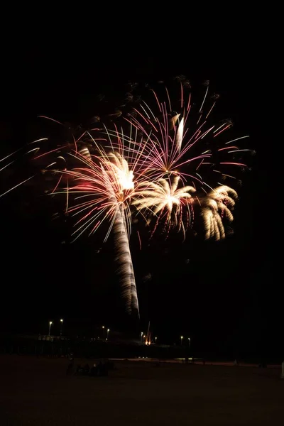 Fajerwerki Strzelać Molo Newport Beach Aby Rozpocząć Świętowanie Parady Łodzi — Zdjęcie stockowe