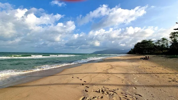 Una Bella Spiaggia Sabbia Tropicale Con Onde Spruzzate — Foto Stock