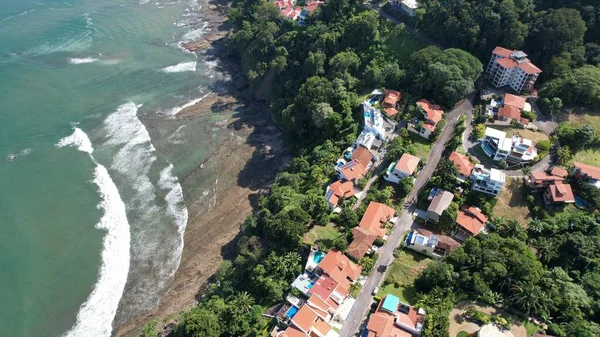 Ein Drohnenblick Auf Villen Und Einen Wald Der Küste — Stockfoto