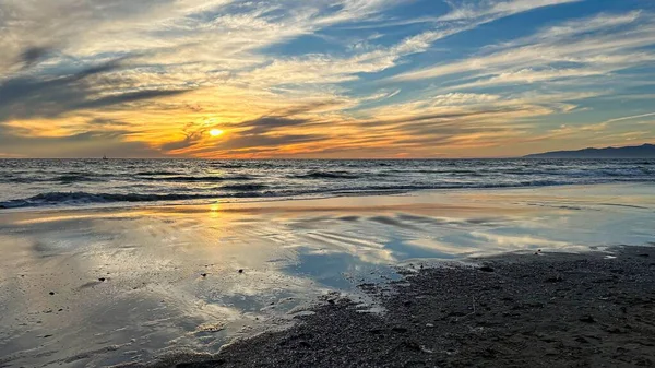 Πολύχρωμο Ηλιοβασίλεμα Φωτίζει Την Παραλία Προβλήτα Και Τον Ωκεανό Στο — Φωτογραφία Αρχείου