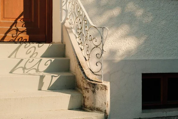 Escadas Livre Com Grades Ferro Forjado Frente Casa — Fotografia de Stock