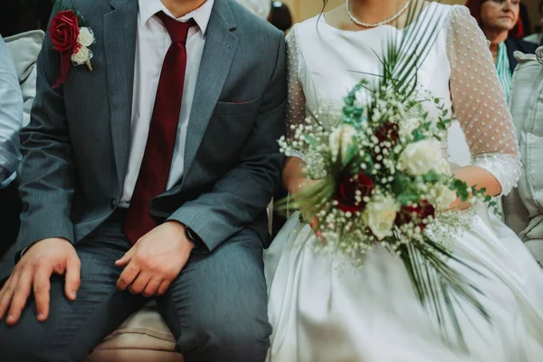 新郎新婦が結婚式の日に花束を持って — ストック写真