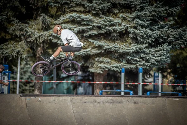 Homem Fazendo Truques Legais Com Uma Bicicleta Parque Skate Durante — Fotografia de Stock