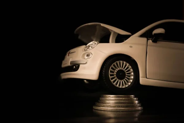 Ένα Μικροσκοπικό Αυτοκίνητο Και Κέρματα Που Αντιπροσωπεύουν Έξοδα Του Αυτοκινήτου — Φωτογραφία Αρχείου
