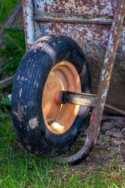 Bir Tarlada Paslı Bir Arabasının Tekerleğinin Yakın Çekimi — Stok fotoğraf