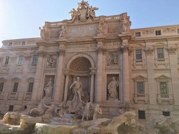 意大利罗马一座有着古老雕像的喷泉的壮观景象 — 图库照片
