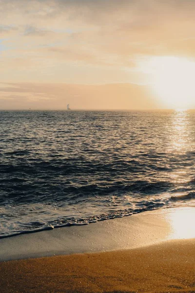 Disparo Vertical Una Puesta Sol Ensueño Sobre Mar Tranquilo —  Fotos de Stock