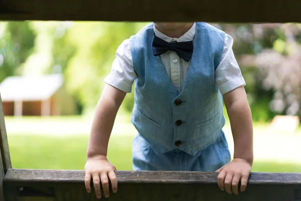 Маленький Мальчик Облокотившийся Забор Милой Бабочке — стоковое фото