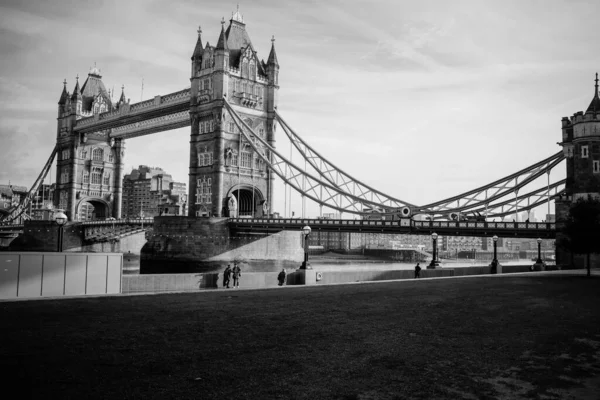 ロンドンのタワーブリッジのグレースケールショット英国 — ストック写真