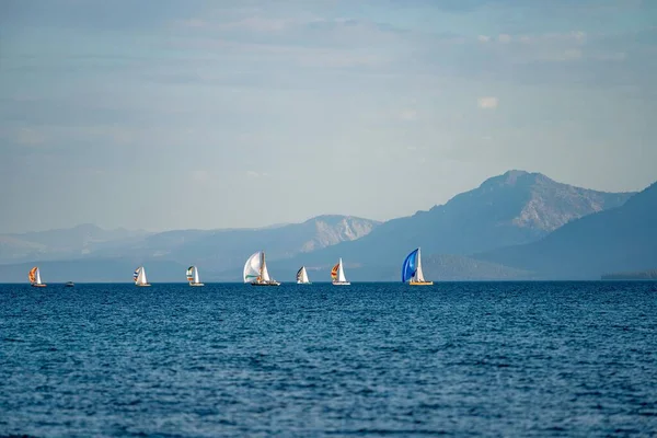 Krásný Výhled Plachetnice Plachtění Oceánu Hory Pozadí — Stock fotografie