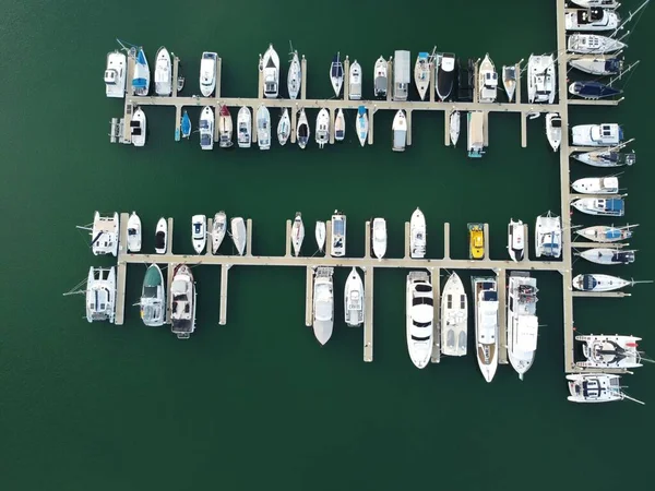 Limanda Park Etmiş Teknelerin Havadan Görüntüsü — Stok fotoğraf