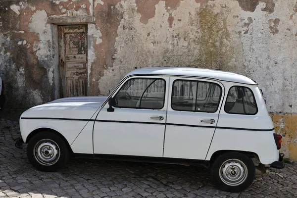 Velho Renault Branco Vintage Lado Uma Estrada — Fotografia de Stock