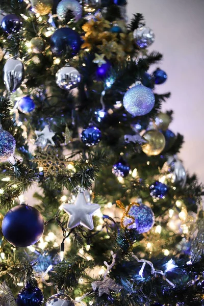 クリスマスツリーライト黄色と青の垂直 — ストック写真