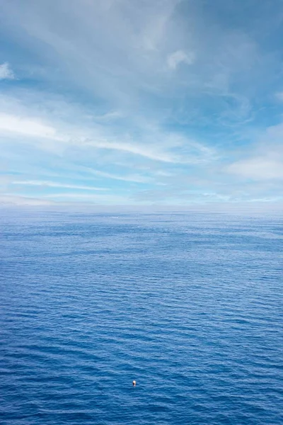 Tiro Vertical Das Ondas Azuis Mar Contra Céu Azul Pode — Fotografia de Stock