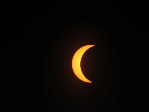 Gros Plan Éclipse Solaire Sur Fond Noir Vue Église Baptiste — Photo