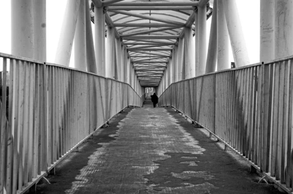 行人天桥的灰度照片 — 图库照片
