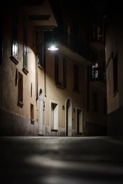 Una Calle Ciudad Con Edificio Iluminado Por Noche —  Fotos de Stock