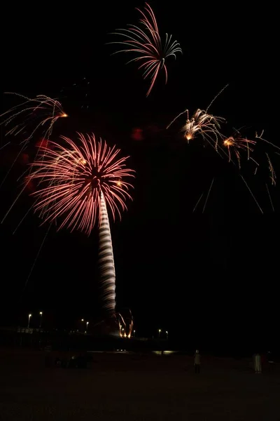Een Verticaal Schot Van Vuurwerk Tijdens Nacht Newport Beach Californië — Stockfoto