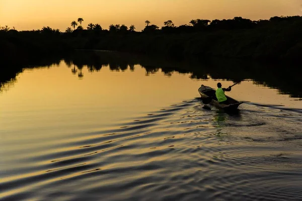 アラトゥイプ市のジャガリペ川でカヌーを漕いでいる漁師が日没時に — ストック写真