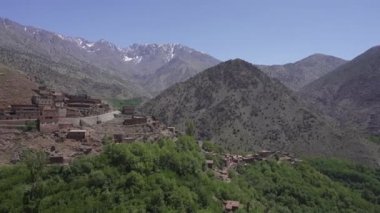 Fas 'ın Imlil bölgesindeki yüksek Atlas dağlarının güzel bir manzarası..