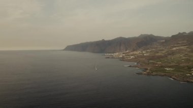 Tenerife 'nin kasvetli kıyı şeridinin havadan görünüşü