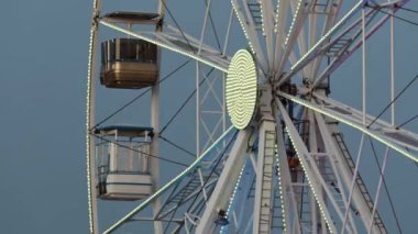 Cascais Körfezi üzerinde mavi saatte dönme dolap manzaralı bir manzara.