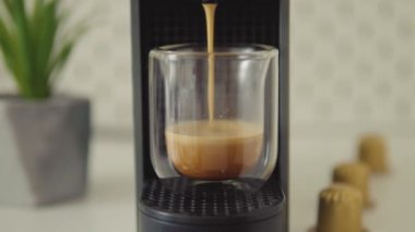 Kahve yapan bir espresso makinesinin yakın çekim görüntüsü.
