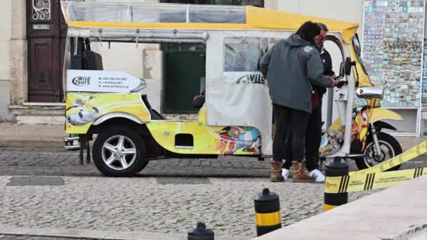 Portekiz Lizbon Şehrinde Largo Chafariz Tuk Tuk Yanında Duran Bir — Stok video