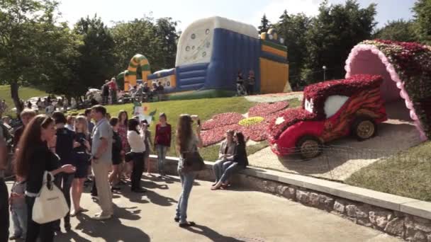 Многие Стоят Фотографируют Машину Украшенную Цветами Киевском Парке Украине — стоковое видео