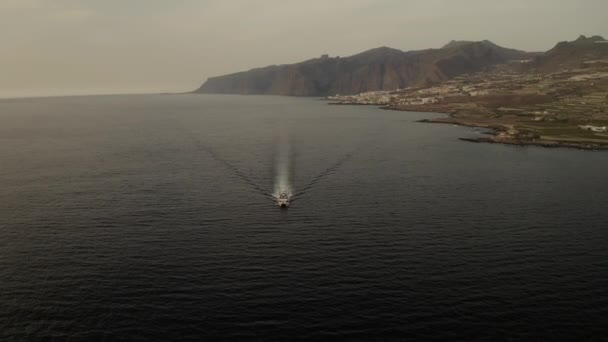 Vue Aérienne Bateau Naviguant Sur Mer Sur Côte Sombre Tenerife — Video