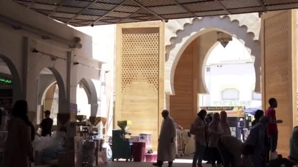 Zwei Männer Auf Dem Souk Had Markt Agadir — Stockvideo