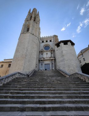 İspanya 'nın Girona kentindeki San Feliu Aziz Felix Bazilikası' nın dikey alçak açısı