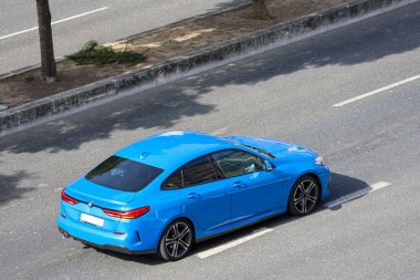 Lizbon, Portekiz sokaklarında giden mavi bir BMW 2.