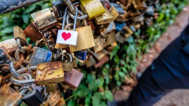 Köprüde asılı kilitlerin seçici odağı