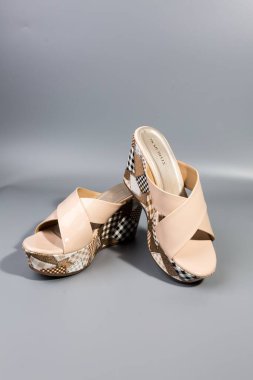 beyaz zemin üzerinde ayakkabı